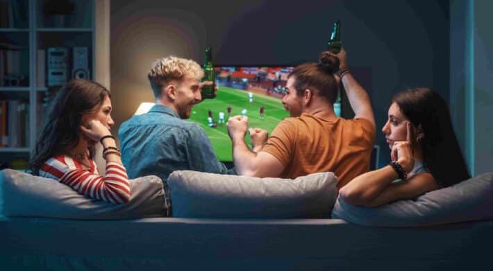 De nummer één IPTV-aanbieder van Nederland in 2025 46 girls talking while men are watching soccer on tv